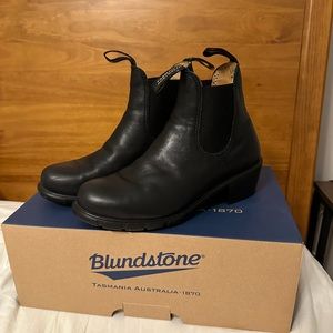 Blundstone 1671 size 7 heeled black leather boot